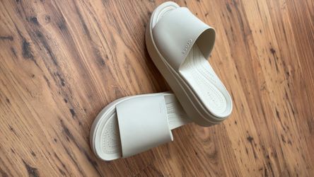 crocs platform cream size 6