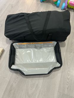 4moms Portable Playard / Pack and Play with Travel Bag