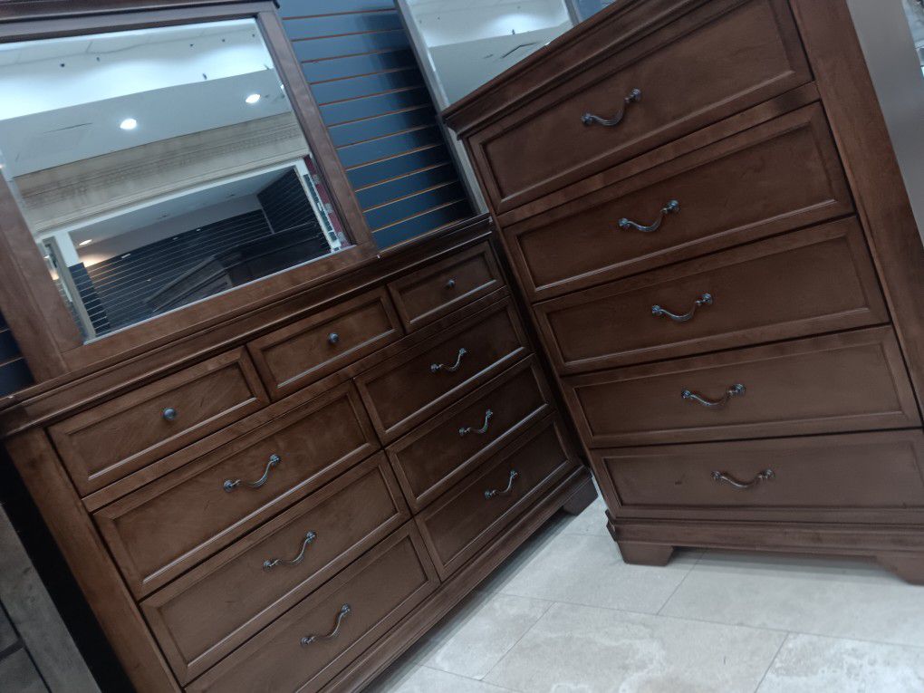 *Bedroom Special*---Sherry Mature Wood Queen Bedroom Sets---Limited Inventory!!!---Delivery And Financing Available🤝