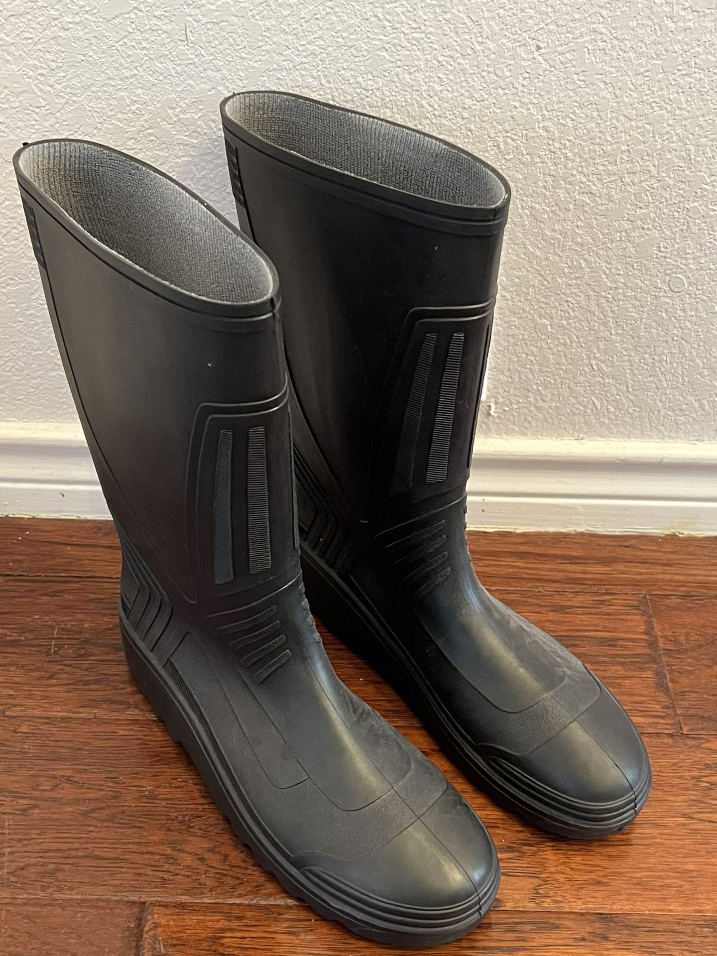 A Brand new of Waterproof Rubber Rain Boots Water Sho. Made in Italy.