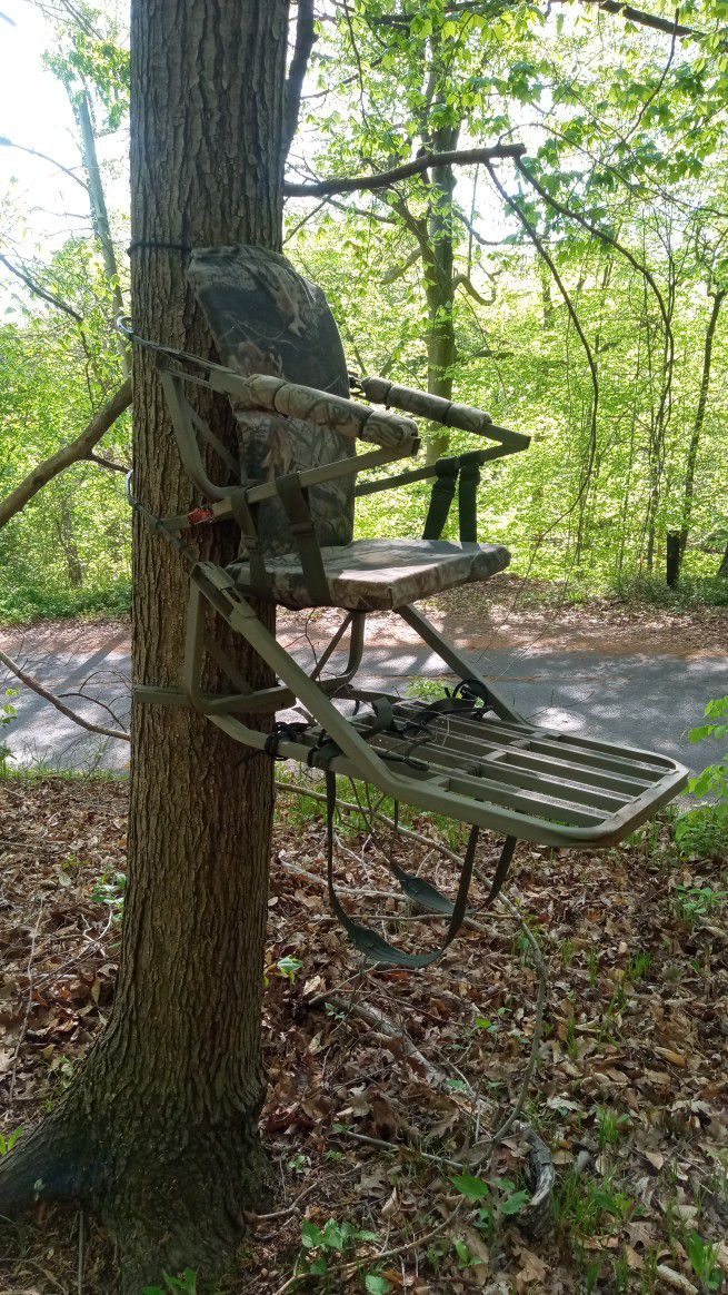 Tree Stand In Great Condition FUNCTIONS PERFECT 
