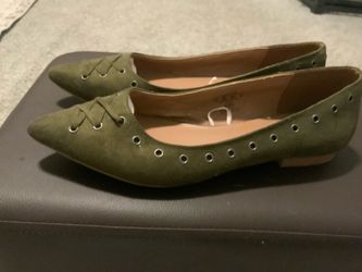Olive Green Pointed Toe Flats Shoes. Women. Size 7.5
