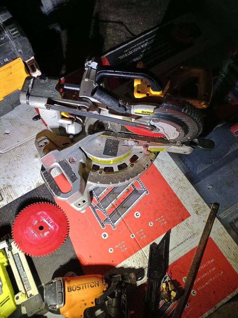 DeWalt Compound Cross Cut Saw With Battery,And Charger Works Good