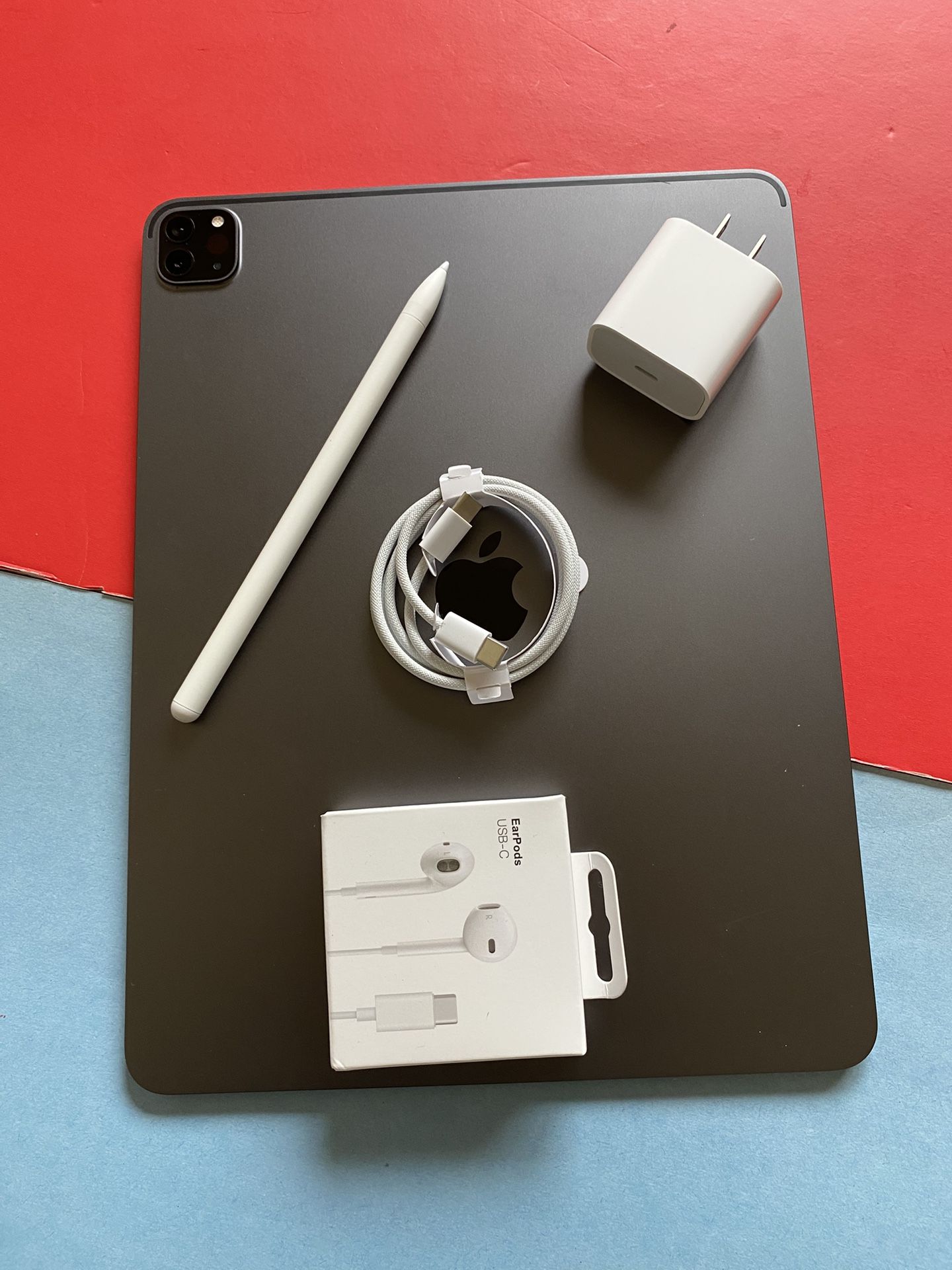 Apple IPad Pro 12.9” 6th Generation (M2 chip / Liquid XDR display/ 2022 ) 256GB with keyboard, pen & Accessories (1TB $1099) 