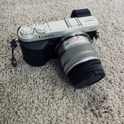 Panasonic Lumix DMC-GX7 with 14-42mm Lens