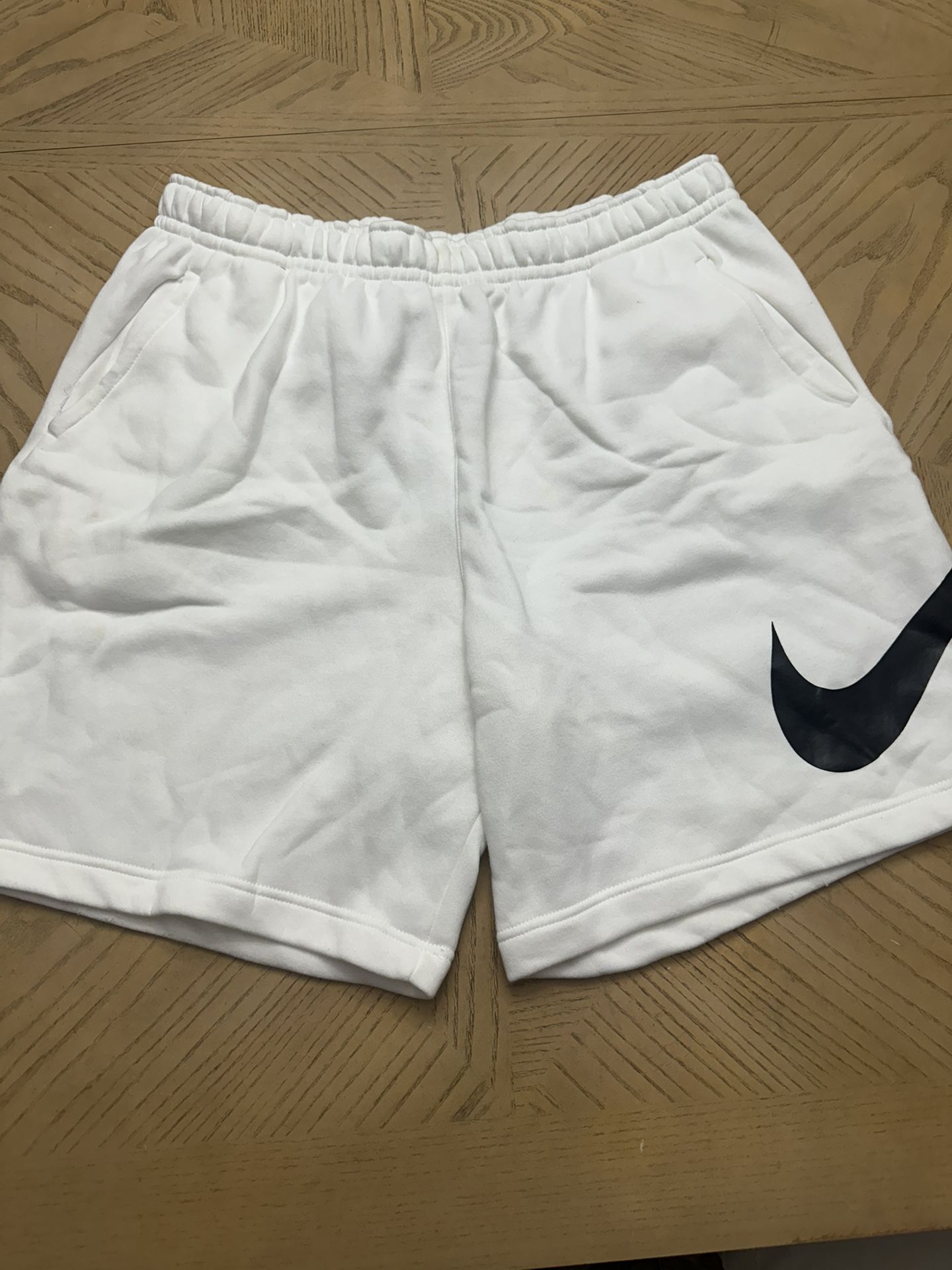 Nike Sportswear Club Fleece Graphic Swoosh shorts in white with a black logo. Size XL