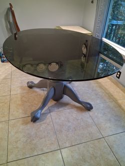 Solid wood pedestal table