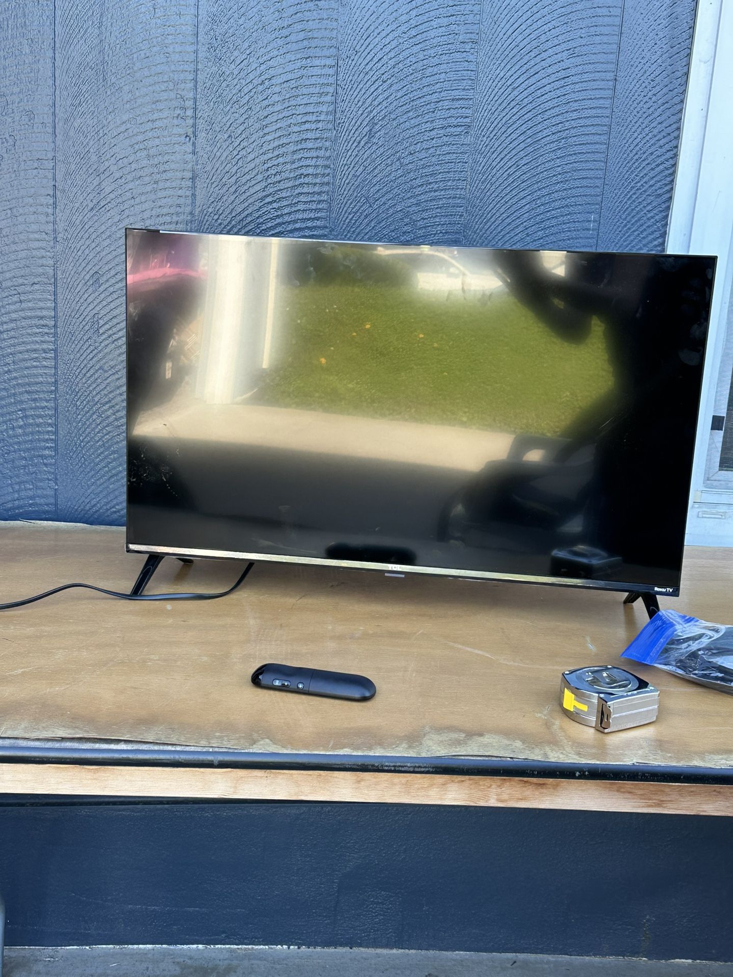 TV 32 in TCL w Roku