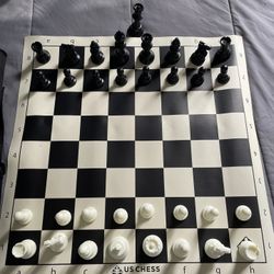 Chess Set 4 Queens Black Board, Black Bag & Extra Queens Great For Tournaments 
