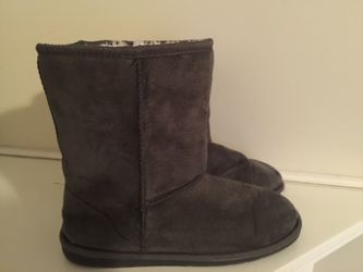 Women's Gray Size 9 Ugg Like boots by Dawgs. Great used condition