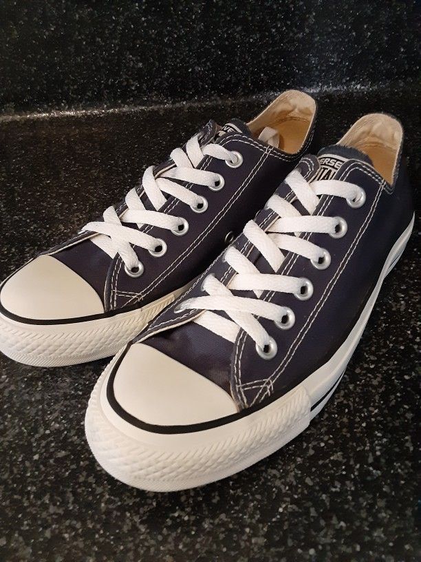 Converse womens 7.5 Great Condition