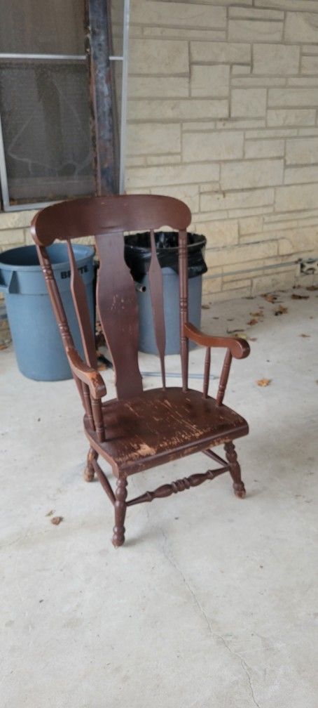WOODEN VINTAGE CHAIR IN GOOD CONDITION KIND OF WIDE $80 OR BETTER OFFER