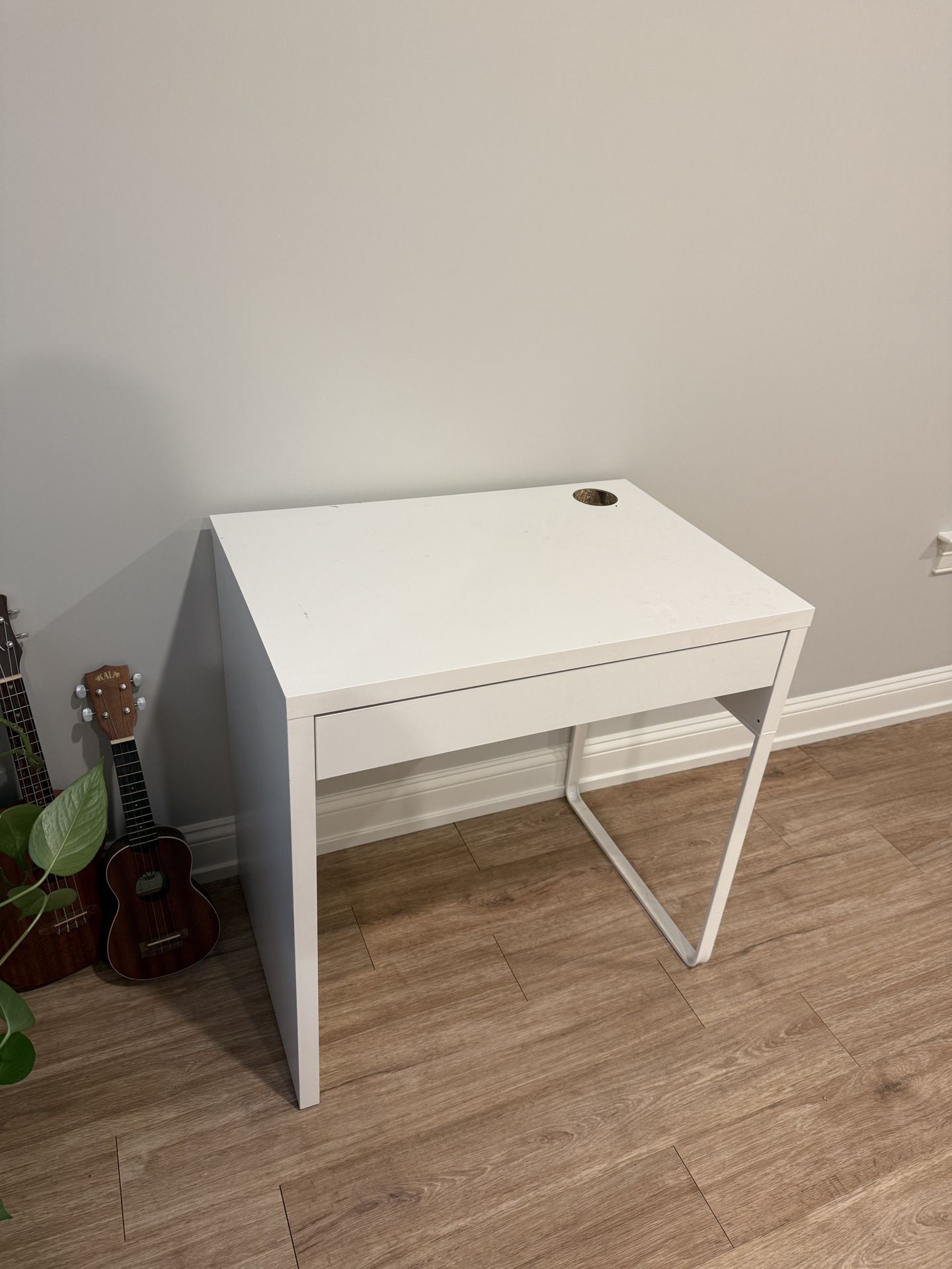 White Desk 