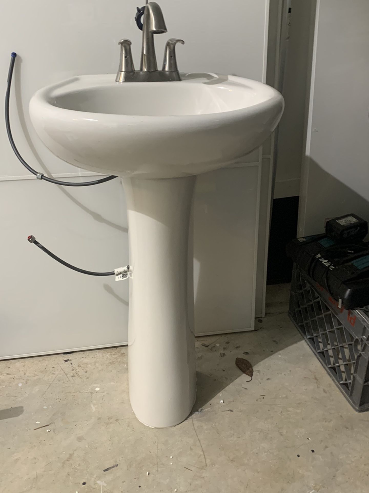 Pedestal sink and faucet in great condition