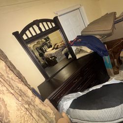 KING SIZED BED SET PRICE NEGOTIABLE