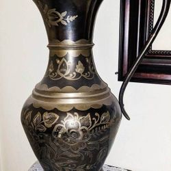 LARGE VINTAGE HIGH QUALITY SOLID ETCHED BRASS PITCHER INDIAN INDIA VASE TABLE DECOR