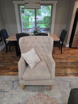 Tuffed high-back accent chair