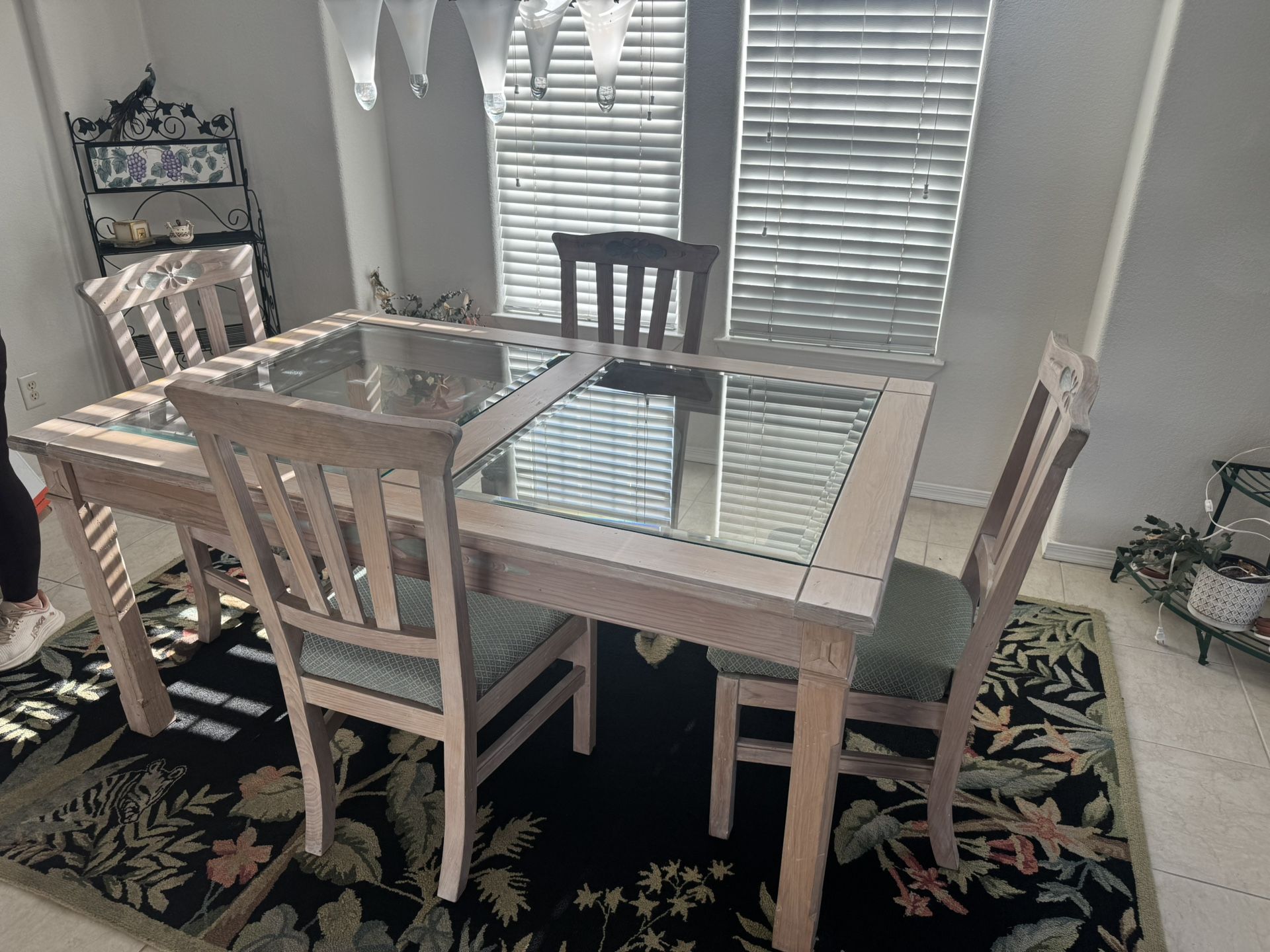 Kitchen Table Set - Moving - Priced To Sell!