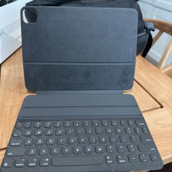 Apple Smart Keyboard Folio: iPad Keyboard case for iPad Pro 11-inch (1st, 2nd, 3rd, 4th Generation) and iPad Air (4th, 5th Generation), Two Viewing An