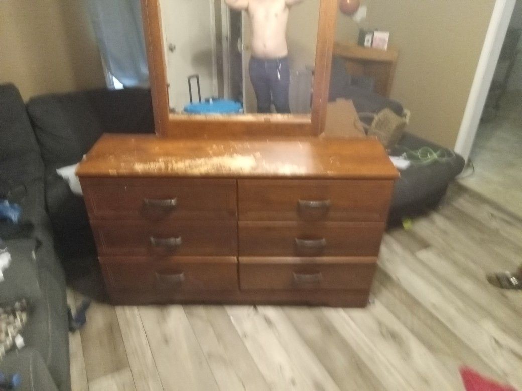 Dresser With Mirror