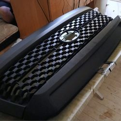 Toyota Tundra GRill And Bumper 