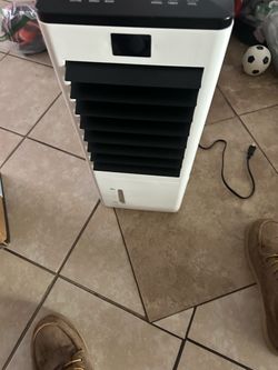 Portable evaporative cooler