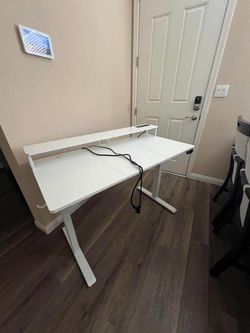 White standing/sitting table.