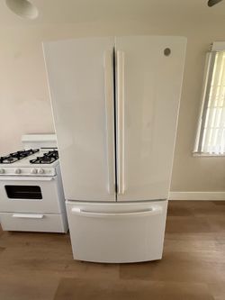 GE Refrigerator w freezer