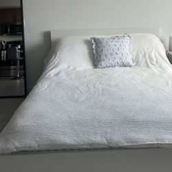 Whit Bed Frame , Mattress, Night Stand And Dresser With Mirror. Precio Incluye Delivery 