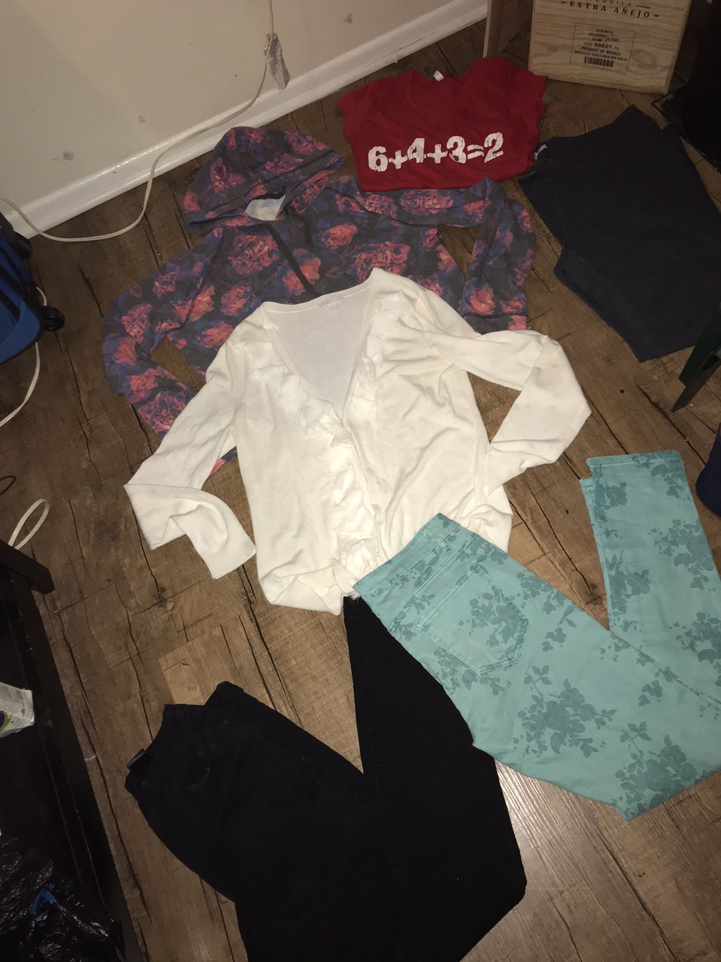 Women’s Size L/Xl Bundle $4 Pants size 9/10