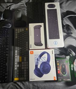 Lot of PC and Gaming accessories, exelent condition, New Items RAZER DELL JBL Logitech, headsets, keyboards, controller