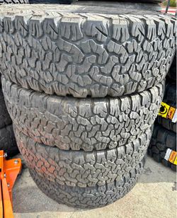 275/55/20 BFGOODRICH Ko2 Vendo set de Tires en buenas condiciones de vida la 4