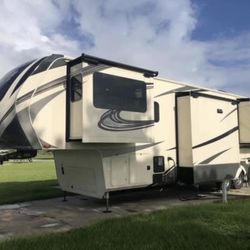 Gorgeous Grand Design Solitude RV
