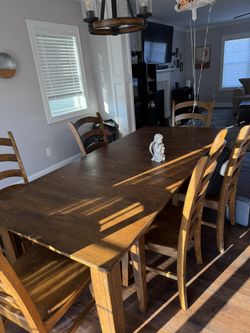 Dining Room Table & Chairs 