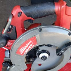 Milwaukee
M18 FUEL 18V Lithium-Ion Brushless Cordless 6-1/2 in. Circular Saw (Tool-Only)