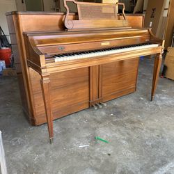 1978 Baldwin piano - delivery available