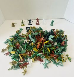 VTG LOT of 67 Plastic Army Men Soldiers Military Figures Mixed Toy Collection