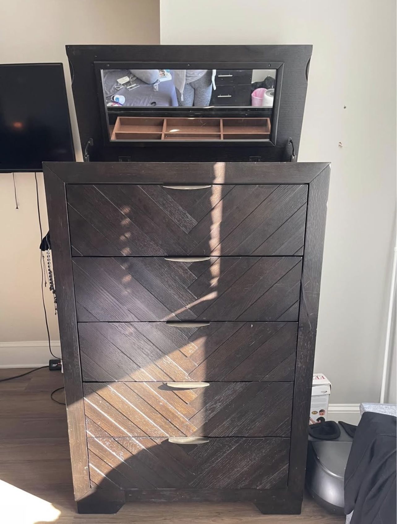 Dresser Tall Wooden 5 Drawers w/ mirror that folds up & place to put jewlrey DELCO $200 MUST P/U