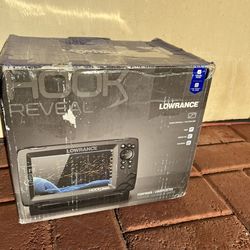 Lowrance Hook Reveal 7 Inch Fish Finders with Transducer, Plus Optional Preloade