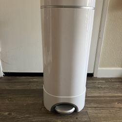 Step On Munchkin Diaper Pail 