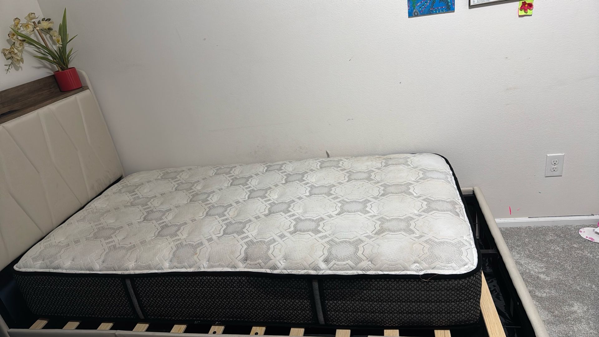 Twin Matress And Box spring ( Pet Free, Non Smoking) Barely Used