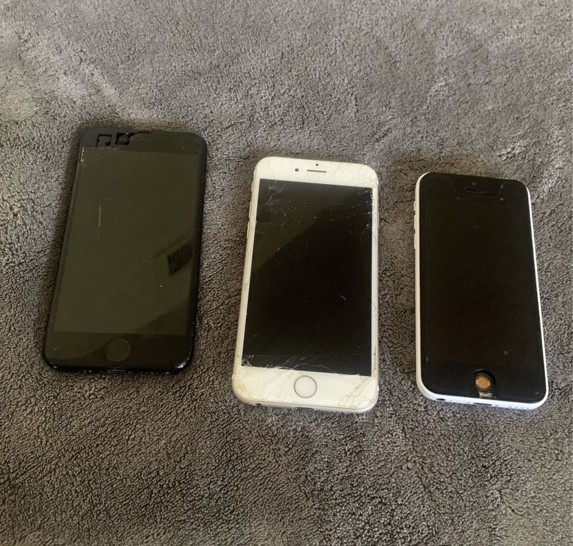 3 Broken iPhones 