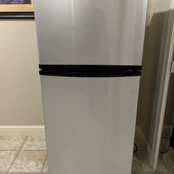 Magic chef 9.8 Cu Feet top Freezer Refrigerator 
