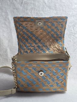 Handmade Colombian Artisan Straw & Leather Crossbody Bag – Blue & Beige
Price: $45