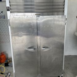COMMERCIAL REFRIGERATOR 