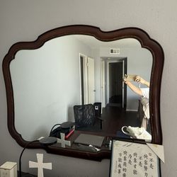 A vintage-style solid wood dressing table mirro