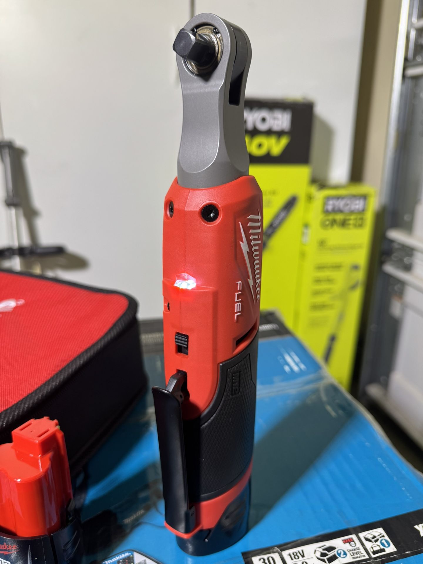 Milwaukee M12 FUEL 12V Lithium-Ion Brushless Cordless High Speed 3/8 in. Ratchet Kit w/(2) Batteries, Charger And Tool Bag