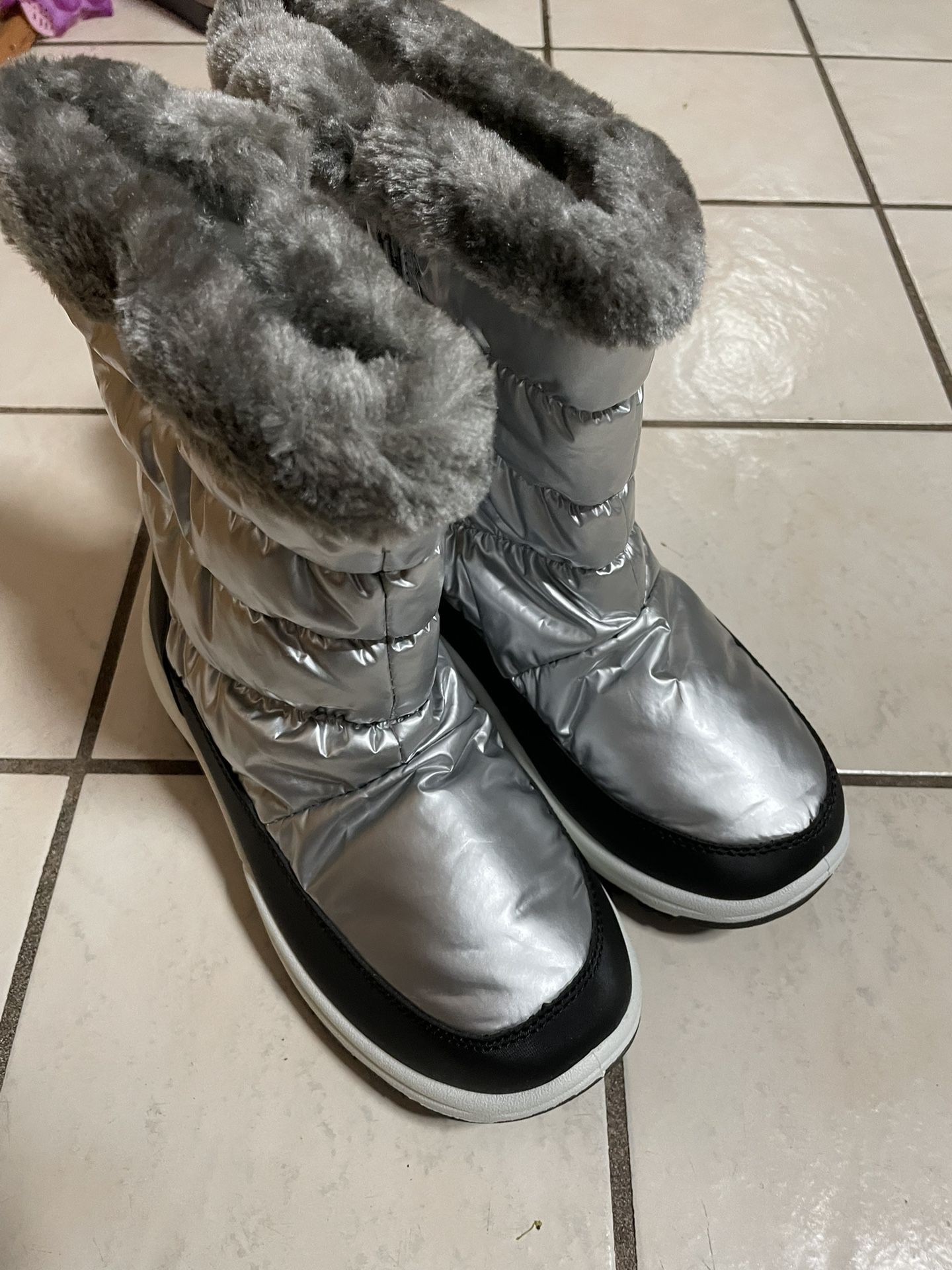 Women’s Snow Boots - Size 7W