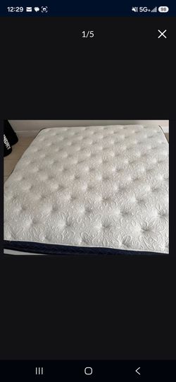 Brand new beautiful sealy organic cotton king size pillowtop mattress and boxsprings.