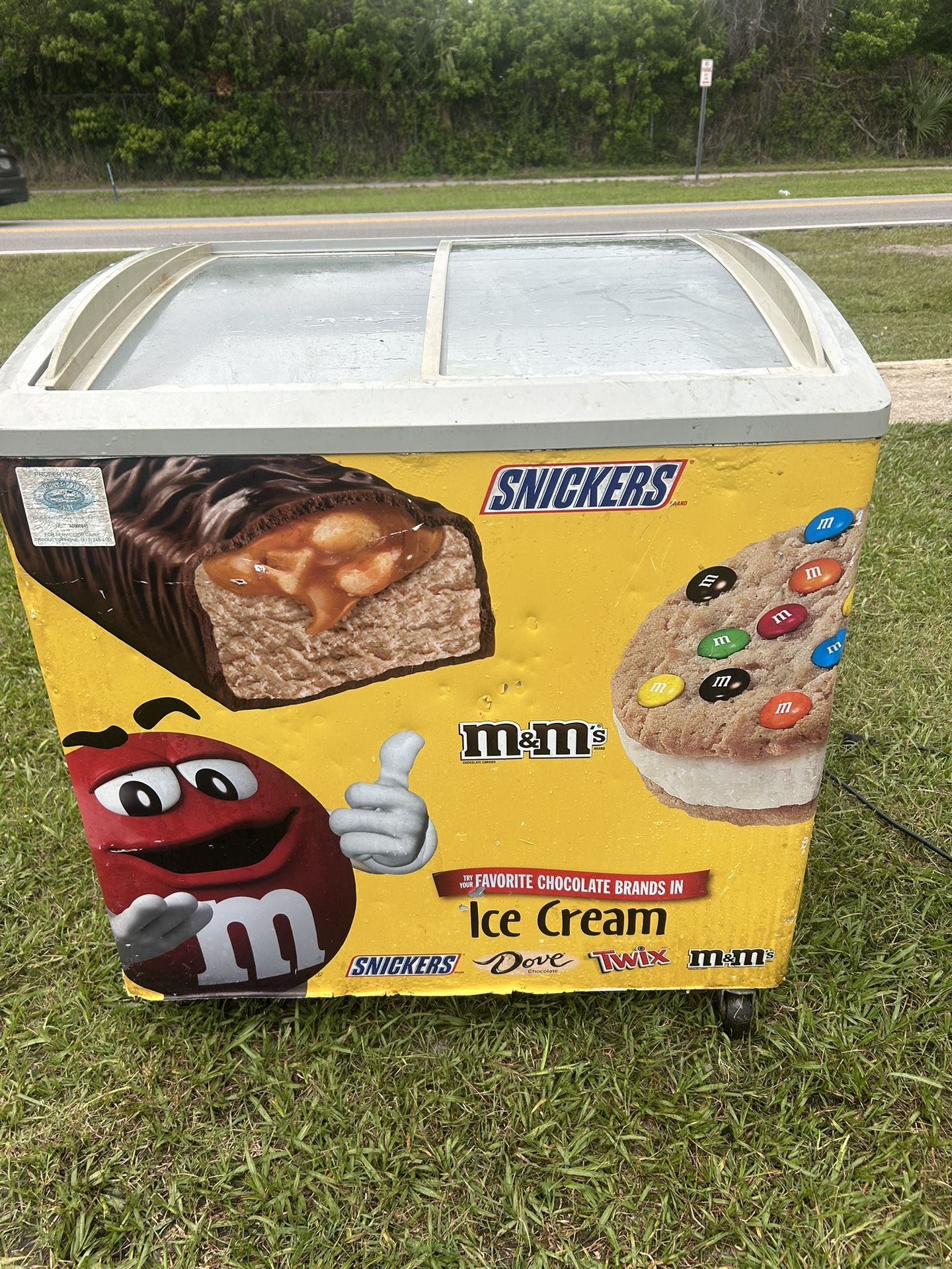 Ice cream freezer The doors run through transparent doors